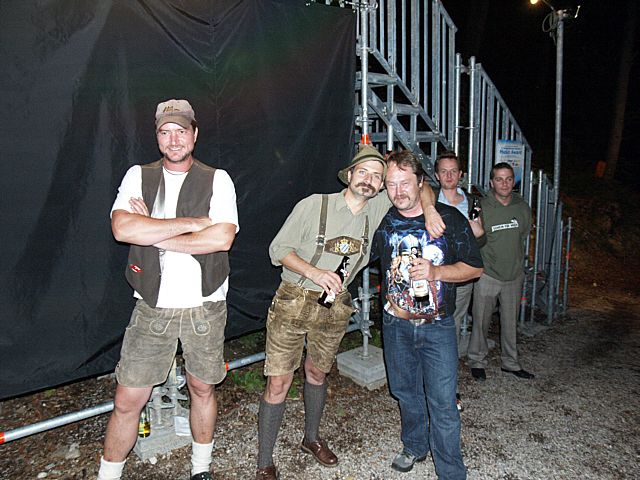 640x480 pixels (76K)