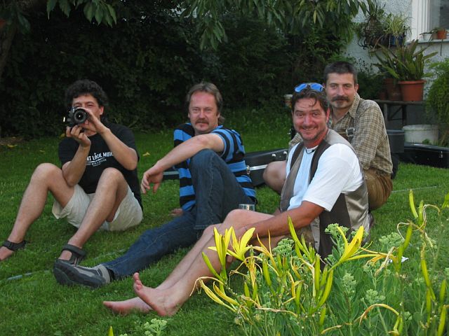 640x480 pixels (73K)