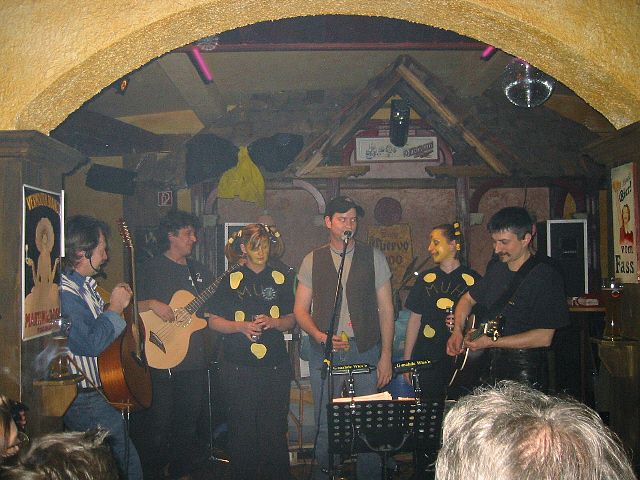 640x480 pixels (295K)