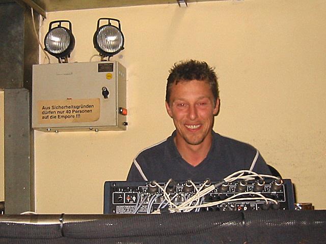 640x480 pixels (200K)