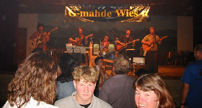 700x376 pixels (57K)