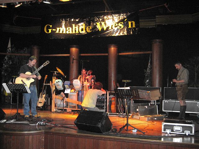 640x480 pixels (263K)