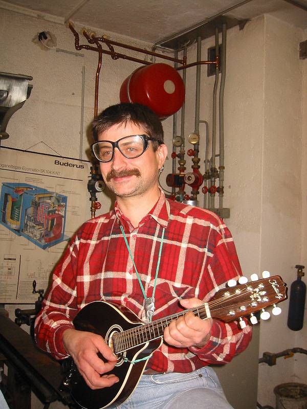 600x800 pixels (82K)