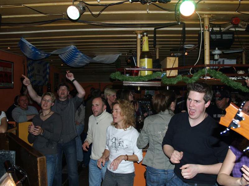 800x599 pixels (75K)