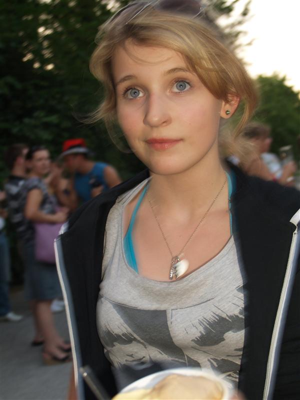 600x800 pixels (55K)