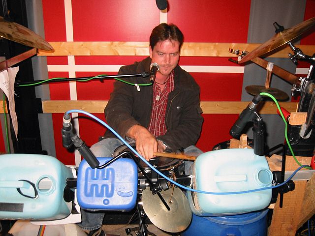 640x480 pixels (216K)