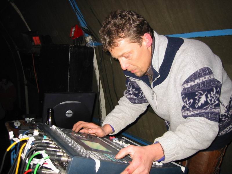 800x600 pixels (76K)